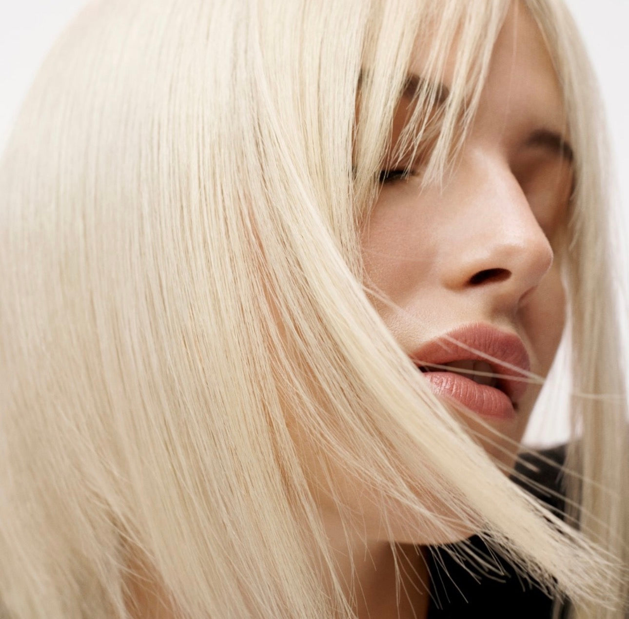 DARK OIL drėkinantis, glotninantis nuo karščio ir šiaušimosi apsaugantis serumas, 140 ml